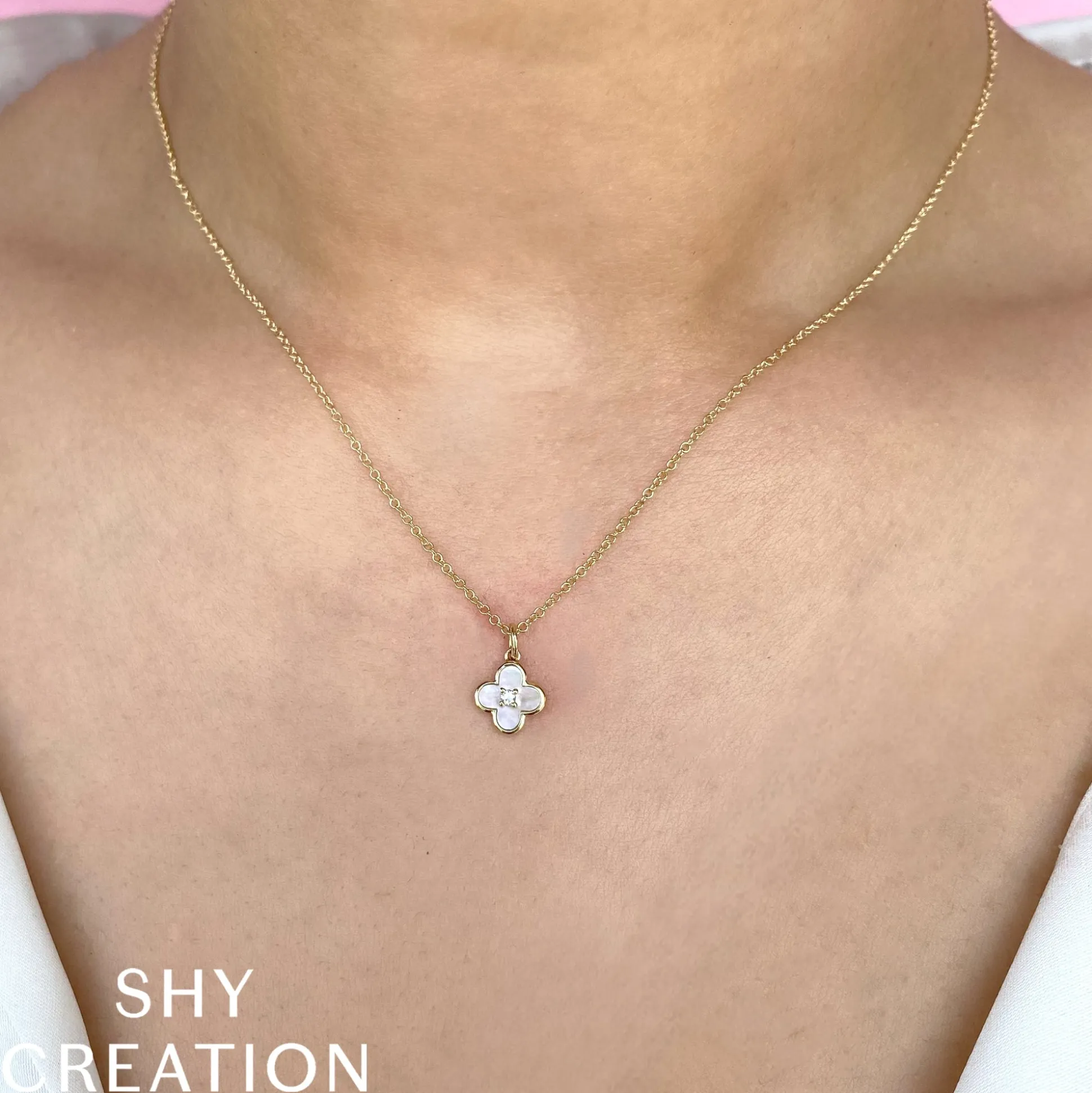 0.02CT DIAMOND & 0.33CT MOTHER OF PEARL CLOVER NECKLACE