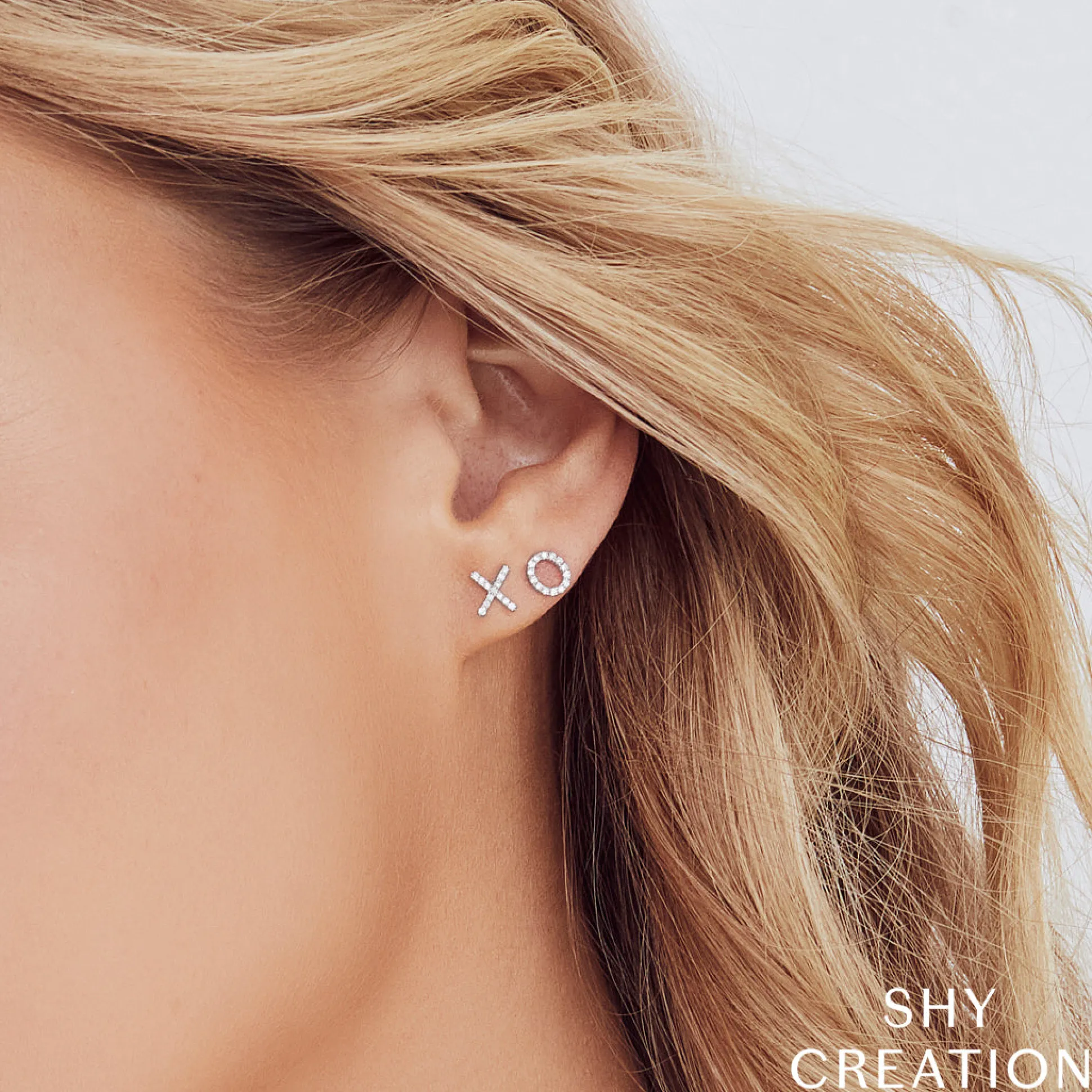 XO' DIAMOND STUD EARRING